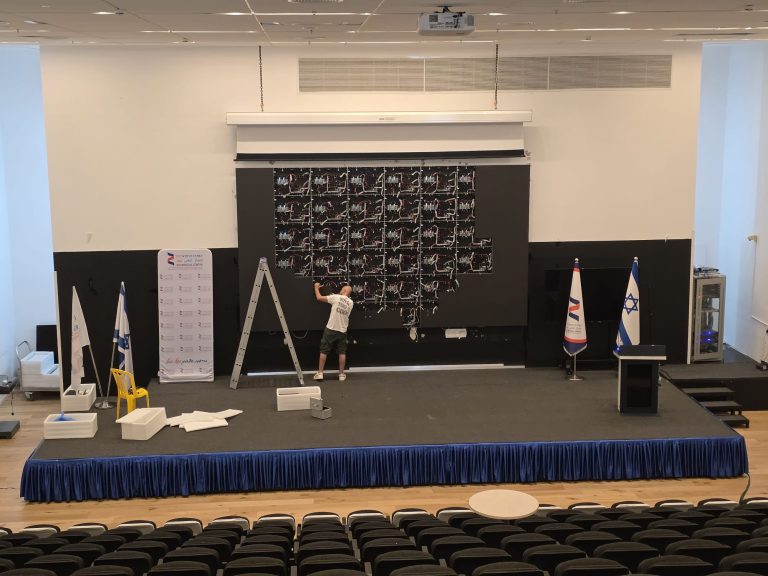התקנת מודולים חלקיים על המסך הרחב במרכז הבמה